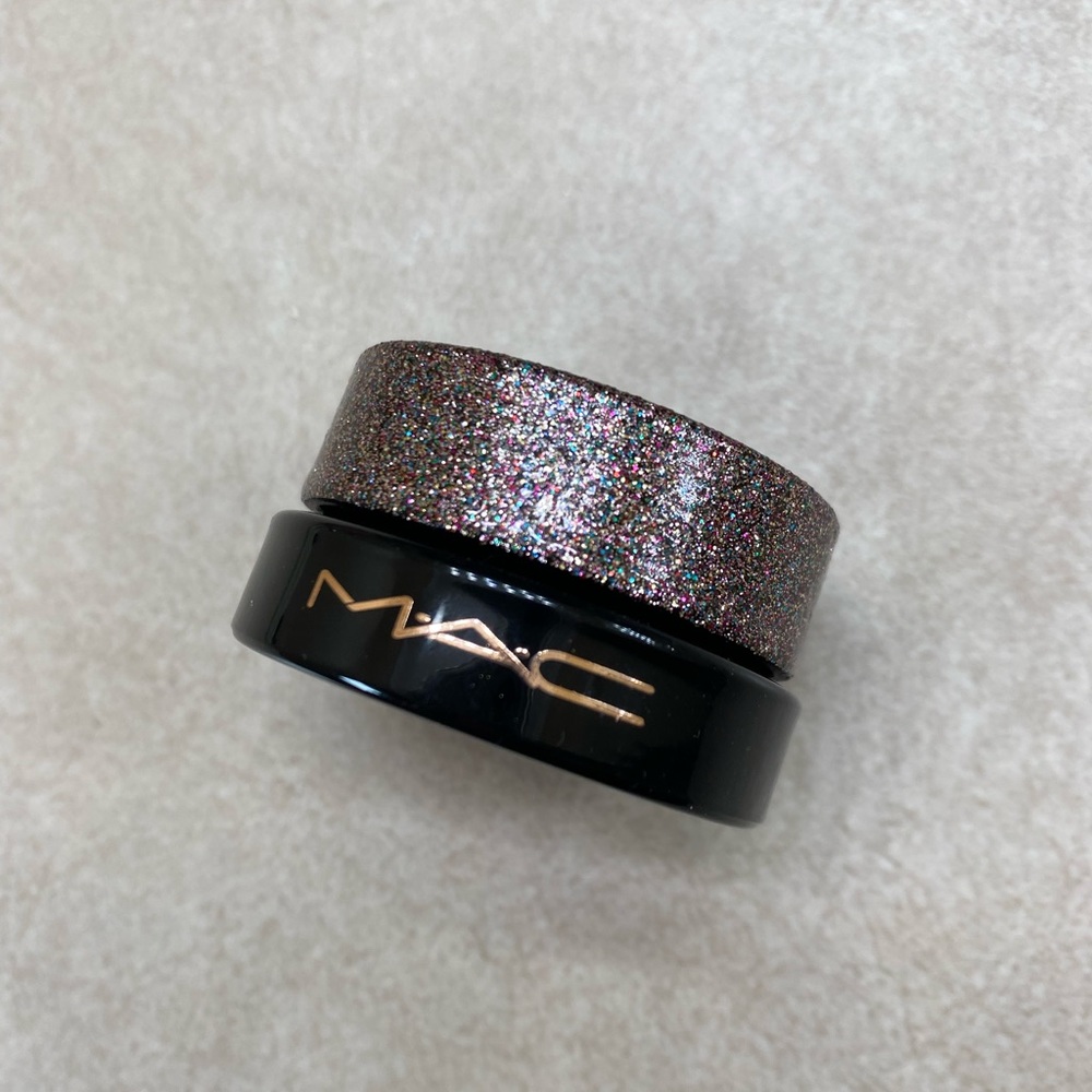 MAC Spellbinder Eye Shadow in shade Stairs to the Stars